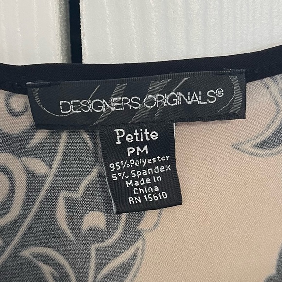 Designers Originals size Petite PM women’s short sleeve tan top w/black design - Picture 4 of 7